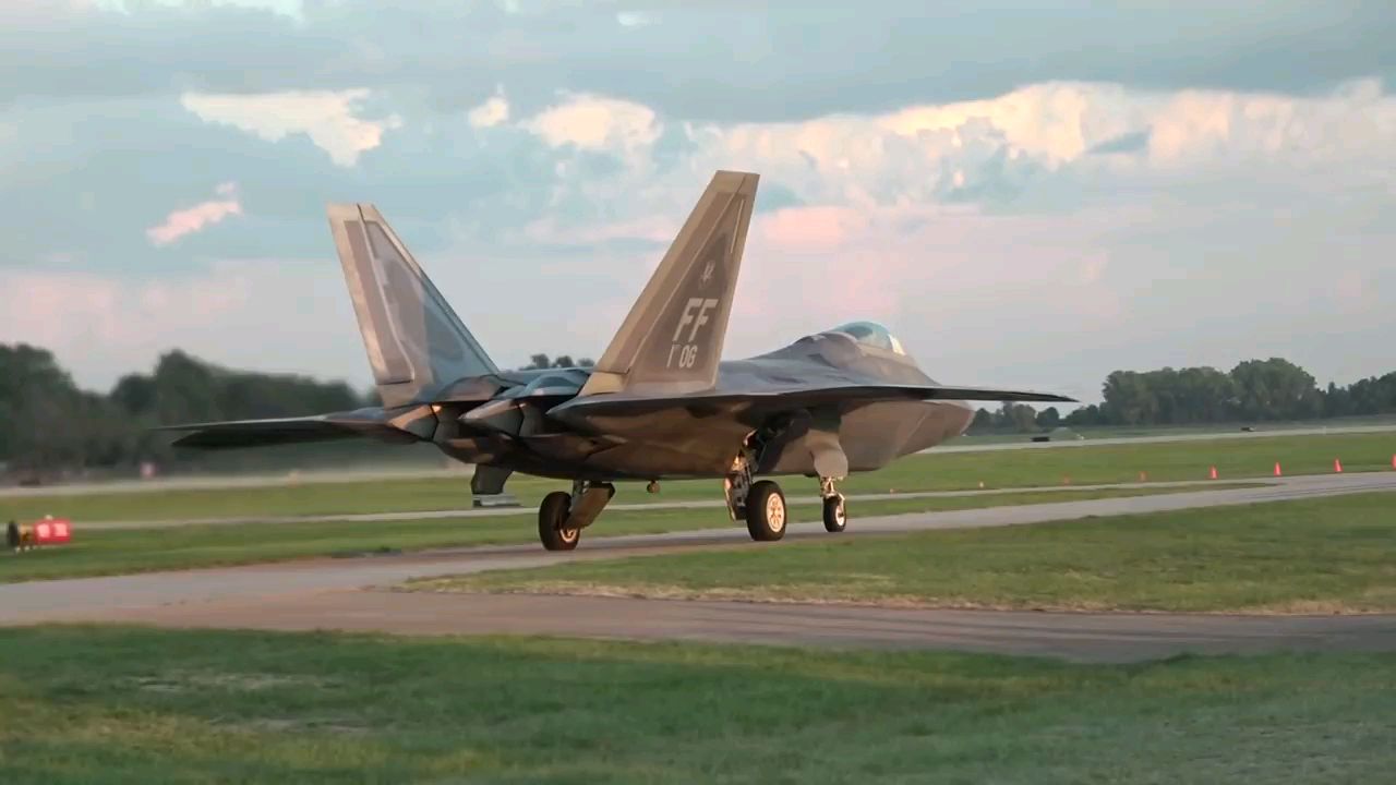 美丽的日落F-22猛禽演示和传统飞行-EAA